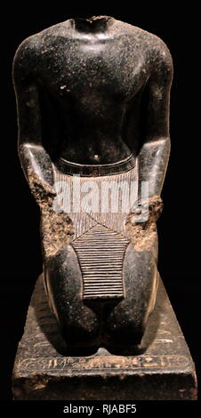 Kniend die Statue von König Thutmosis III (Fl. 1479 - 1425 v. Chr.), war der sechste Pharao der achtzehnten Dynastie. Während der ersten 22 Jahre des Thutmose Herrschaft war er Co-Regent mit seiner Stiefmutter und Tante, Hatschepsut, die den Pharao genannt wurde. Nach dem Tod von Hatschepsut und Tutmosis III des späteren Aufstieg des Königreichs zu Pharao, schuf er den größten Reich Ägypten je gesehen hatte Stockfoto