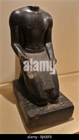 Kniend die Statue von König Thutmosis III (Fl. 1479 - 1425 v. Chr.), war der sechste Pharao der achtzehnten Dynastie. Während der ersten 22 Jahre des Thutmose Herrschaft war er Co-Regent mit seiner Stiefmutter und Tante, Hatschepsut, die den Pharao genannt wurde. Nach dem Tod von Hatschepsut und Tutmosis III des späteren Aufstieg des Königreichs zu Pharao, schuf er den größten Reich Ägypten je gesehen hatte Stockfoto