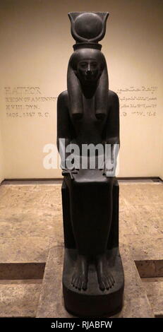 Sitzende Statue der Göttin Hathor, Amenhotep III ca. 1367 v. Chr.; Göttin der Liebe und Freude und auch mit Musik und Tanz Stockfoto