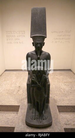 Detail einer Statue des Amun mit haremhab vor ihm. 18. Dynastie, Ägyptische. Amun war einer der acht alten ägyptischen Götter, die die Ogdoad von Hermopolis gebildet. Er war der Gott der Luft. Haremhab regierte 14 Jahre lang, zwischen 1319 v. Chr. und 1292 v. Chr. Stockfoto