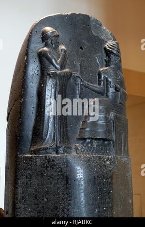 Stele aus schwarzem Basalt, die den Kodex Hammurabi; 1792-1750 v. Chr.. Hammurabis Code war eine Babylonische Körper des geschriebenen Rechts für alten Mesopotamien. An der Spitze der Stele ist Hammurabi (stehend), dargestellt von seinem königlichen Insignien von Shamash (oder möglicherweise Marduk). Hammurabi hält seine Hände über seinem Mund als Zeichen des Gebets Stockfoto