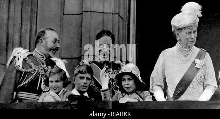 King George V und Königin Mary feiern ihre Silver Jubilee mit Prinzessin Elizabeth später Königin Elizabeth II 1935 Stockfoto