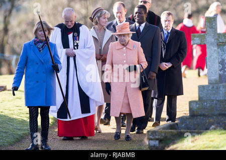 Die Königin von St. Peter und Paul Pfarrkirche, West Newton in der Nähe von Sandringham, Norfolk, am Sonntag, den 3. Februar nach morgen Service. Stockfoto