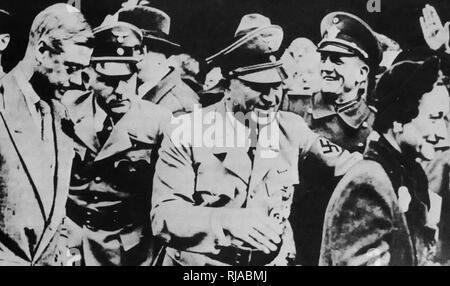 Herzog und die Herzogin von Windsor met von Robert Ley während ihres Besuchs in NS-Deutschland 1937. Edward VIII (1894 - 1972) war König des Vereinigten Königreichs und der Dominions des British Empire, und Kaiser von Indien, vom 20. Januar 1936 bis zu seiner Abdankung am 11. Dezember des gleichen Jahres. Stockfoto
