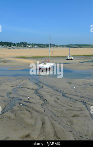 Eine Yacht auf Sand bei Ebbe in den Fluss Kamel in der Nähe von Padstow in Cornwall, England. Stockfoto