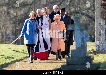 Die Königin von St. Peter und Paul Pfarrkirche, West Newton in der Nähe von Sandringham, Norfolk, am Sonntag, den 3. Februar nach morgen Service. Stockfoto