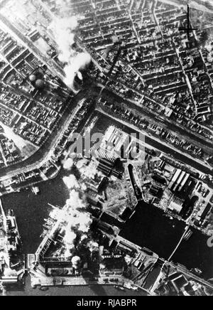 Ventura Flugzeuge der Royal Air Force Bomber Command, die von Kämpfern begleitet, führte eine Tageslicht Angriff auf die Royal Dutch Hochöfen und Stahlwerke in Ijmuiden, Niederlande, am 13. Februar 1943. Weltkrieg zwei Stockfoto
