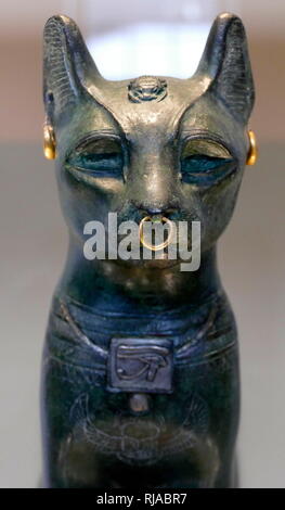 Die gayer-anderson Cat ist eine alte ägyptische Statue einer Katze, die stammt aus dem späten Periode (um 664 - 332 v. Chr.). Es ist aus Bronze, mit goldenen Verzierungen. Die Skulptur ist als Gayer-Anderson Katze nach Major Robert Grenville Gayer-Anderson. Die Katze trägt Schmuck und eine schützende wadjet Amulett. Ein skarabäus erscheint auf dem Kopf und einem geflügelten Skarabäus ist auf der Brust dargestellt. Stockfoto