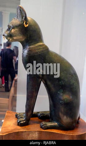 Die gayer-anderson Cat ist eine alte ägyptische Statue einer Katze, die stammt aus dem späten Periode (um 664 - 332 v. Chr.). Es ist aus Bronze, mit goldenen Verzierungen. Die Skulptur ist als Gayer-Anderson Katze nach Major Robert Grenville Gayer-Anderson. Die Katze trägt Schmuck und eine schützende wadjet Amulett. Ein skarabäus erscheint auf dem Kopf und einem geflügelten Skarabäus ist auf der Brust dargestellt. Stockfoto