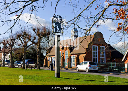 Weald Dorf, in Kent, im Südosten von England, etwa 38 Kilometer von London entfernt. Hinter dem Dorf Zeichen ist die Weald Gemeinschaft Grundschule Stockfoto