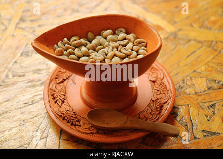 Rohe Kaffeebohnen im thailändischen Stil terracotta Schale für selbstgemachte Kaffee Stockfoto