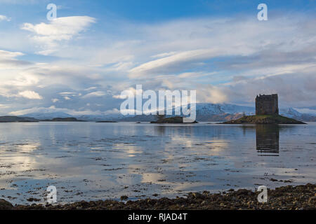 Stalker schloss mit Reflexion auf Loch Laich, ein Eingang aus Loch Linnhe bei Dämmerung, Highlands, Schottland mit Schnee bedeckte Berge, Winter Stockfoto