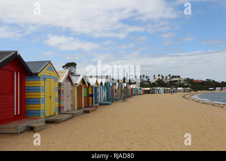 Besuchen sie Australien. Brighton Baden Boxen in Melbourne, Victoria, Australien auf den Strand von Port Phillip Bay Stockfoto