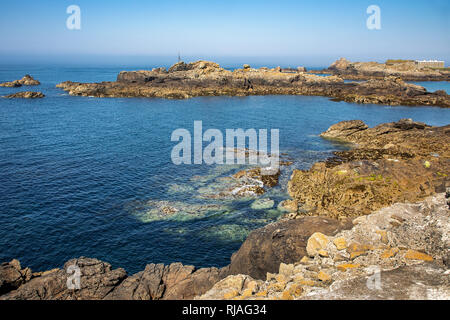 Blick nach Norden Osten von Bibette Kopf, Alderney, Channel Islands, zeigen klare, blaue Meerwasser. Stockfoto