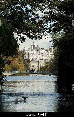 St James Park See in St. James Park, Horse Guard Gebäuden, alten Krieg Bürogebäude und Whitehall Court von der blauen Brücke in London, England, Gerät angezeigt Stockfoto