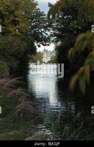 St James Park See in St. James Park, Horse Guard Gebäuden, alten Krieg Bürogebäude und Whitehall Court von der blauen Brücke in London, England, Gerät angezeigt Stockfoto