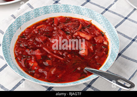 Die russischen und ukrainischen National Food - rote Rüben Suppe, Borscht. Nahaufnahme Stockfoto