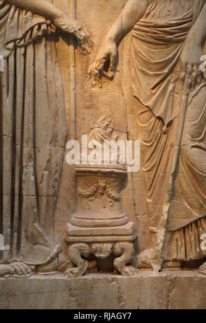 Relief mit 2 Göttinnen. Römische Kaiserzeit. 1st-2nd Cent. Altarlike Räuchergefäß. Kopie eines griechischen Original. Die Met, NY, USA Stockfoto
