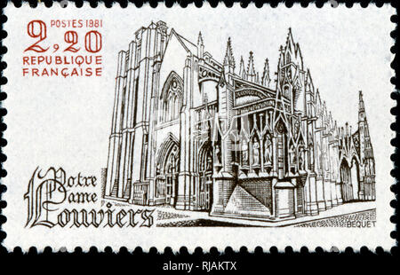 Französische Briefmarke feiert die Kirche von Notre-Dame de Chartres, eine Pfarrkirche in Sete, eine Stadt im Département Eure entfernt. Es ist ein bemerkenswertes Beispiel der gotischen Architektur in Frankreich. Stockfoto