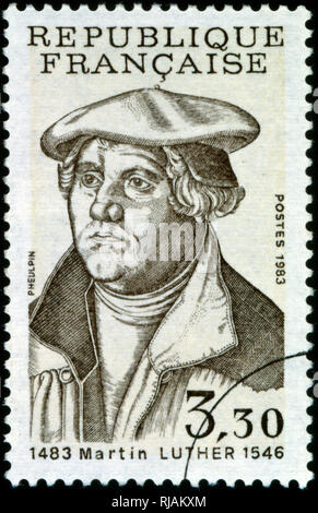 Französische Briefmarke zum Gedenken an Martin Luther (1483-1546), deutscher Professor der Theologie, Komponist, Priester, Mönch, und eine zukunftsträchtige Abbildung in der protestantischen Reformation. Stockfoto