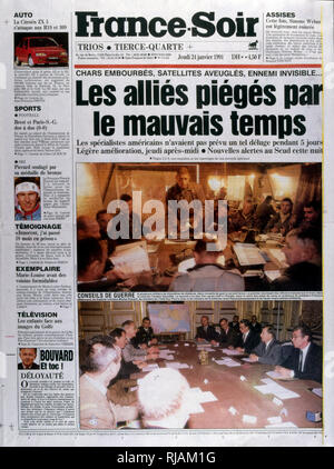 Schlagzeile in "France-Soir" einer französischen Zeitung, 24. Januar 1991 betreffend die Französische Action im Golfkrieg (2. August 1990 - 28. Februar 1991). Unter dem Codenamen Operation Desert Shield und Desert Storm, der Krieg von den Alliierten Streitkräften geführt aus 35 Nationen von den Vereinigten Staaten gegen den Irak als Reaktion auf die irakische Invasion und Annexion Kuwaits. Die Bilder zeigen Französische eingereicht Kommandanten und die französische Regierung unter Präsident Mitterrand. Stockfoto