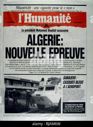 Vordere Seite der französischen Zeitung "L'Humanité" nach der Ermordung des algerischen Präsidenten Boudaif im Jahre 1992. Mohamed Boudaif (1919-1992), algerischer politischer Führer. Im Februar 1992, nach einem 27-jährigen Exil, das Militär lud ihn wieder Vorsitzender des Hohen Rates der Staatlichen (HCE) von Algerien, ein Aushängeschild für die Militärjunta zu werden. Am 29. Juni 1992, als der begriff Boudiaf HCE Vorsitzender war kurz geschnitten, als er von einem Leibwächter ermordet wurde während einer im Fernsehen übertragenen öffentlichen Rede bei der Eröffnung eines Kulturzentrums in Annaba, bei seinem ersten Besuch außerhalb Algiers als Staatsoberhaupt. Stockfoto
