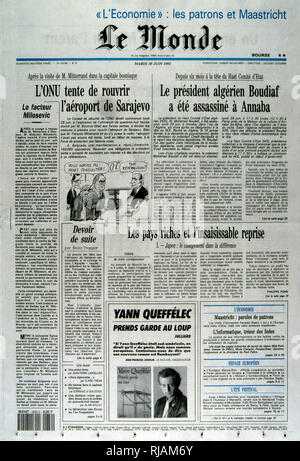 Vordere Seite der französischen Zeitung "Le Monde" nach der Ermordung des algerischen Präsidenten Boudaif im Jahre 1992. Mohamed Boudaif (1919-1992), algerischer politischer Führer. Im Februar 1992, nach einem 27-jährigen Exil, das Militär lud ihn wieder Vorsitzender des Hohen Rates der Staatlichen (HCE) von Algerien, ein Aushängeschild für die Militärjunta zu werden. Am 29. Juni 1992, als der begriff Boudiaf HCE Vorsitzender war kurz geschnitten, als er von einem Leibwächter ermordet wurde während einer im Fernsehen übertragenen öffentlichen Rede bei der Eröffnung eines Kulturzentrums in Annaba, bei seinem ersten Besuch außerhalb Algiers als Staatsoberhaupt. Stockfoto