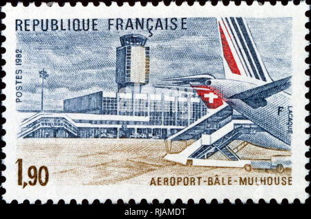 1982, französische Briefmarke, die die Euro Airport Basel Mulhouse Freiburg, ein internationaler Flughafen, nordwestlich der Stadt Basel, Schweiz Stockfoto