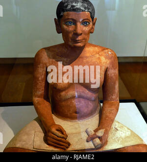 Die Skulptur der Sitzenden Schreiber oder Hocken Scribe ist ein berühmtes Werk der antiken ägyptischen Kunst. Es eine Abbildung einer sitzenden Schreiber bei der Arbeit darstellt. Die Skulptur war in Sakkara, nördlich von der Gasse von Sphingen, die zu das Serapeum von Sakkara entdeckt, im Jahr 1850 und in der Zeit des Alten Reiches datiert, entweder von der fünften Dynastie, C. 2450-2325 v. Chr. oder die 4. Dynasty, 2620-2500 BCE. Es ist heute im Louvre Museum in Paris. Stockfoto