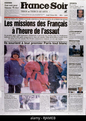 Schlagzeile der Französischen Publikation "France-Soir" der Berichterstattung über den Golfkrieg; Februar 1991. Der Golfkrieg (2. August 1990 - 28. Februar 1991), unter dem Codenamen Operation Desert Shield und Desert Storm, war ein Krieg der Streitkräfte der Koalition aus 35 Nationen von den Vereinigten Staaten gegen den Irak als Reaktion auf die irakische Invasion und Annexion Kuwaits. Stockfoto