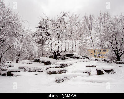 LODZ, Polen - 4. FEBRUAR 2019: Im Februar Winter morgen in Podolski Park in Lódź Stockfoto