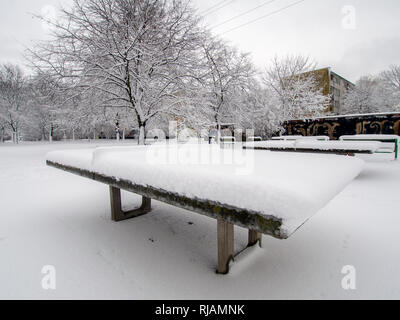 LODZ, Polen - 4. FEBRUAR 2019: Einen outdoor Tischtennisplatte im Schnee bedeckt. Stockfoto