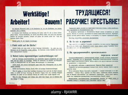 Deutsche Armee Poster verteilt in Russland während der Invasion 1941 der UDSSR im Zweiten Weltkrieg. Es beginnt "Arbeiter! Arbeiter! Bauern! Die deutsche Wehrmacht die Sowjetunion einmarschiert, um alle Schöpfer von der bolschewistischen Joch zu befreien. Im Interesse ihrer Nahrung und der Sicherheit des Lebens, sie müssen an ihrem Arbeitsplatz bleiben. Stockfoto