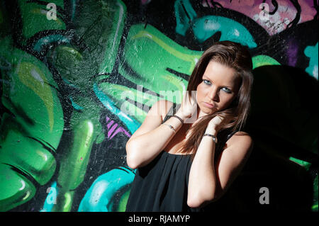 Frau in einer Gasse graffitied Melbourne, Australien Stockfoto