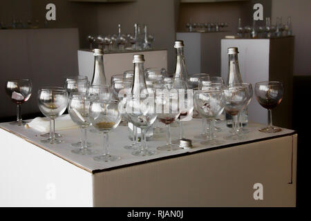 Wein Gläser und Flaschen auf der Tabelle nach der Eröffnung der Ausstellung und Präsentation. Stockfoto