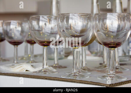 Wein Gläser und Flaschen auf der Tabelle nach der Eröffnung der Ausstellung und Präsentation. Stockfoto