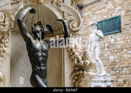 Eine Statue von der Loggia della Signorina, eine Kopie Statue des David von Michelangelo am Eingang des Palazzo Vecchio in der Ferne Stockfoto