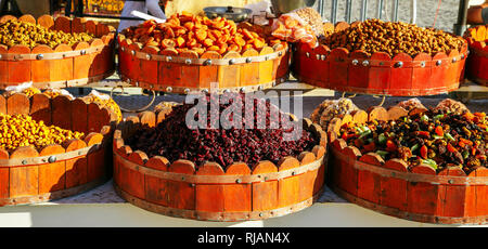 Getrocknete Früchte auf dem Markt in der Türkei. Gesunde Ernährung, gesunder Snack. Stockfoto