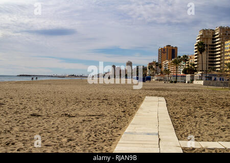 Los Boliches, Spanien BLICK auf den fast menschenleeren Strand in Los Boliches, nahe Malaga, Spanien. Stockfoto