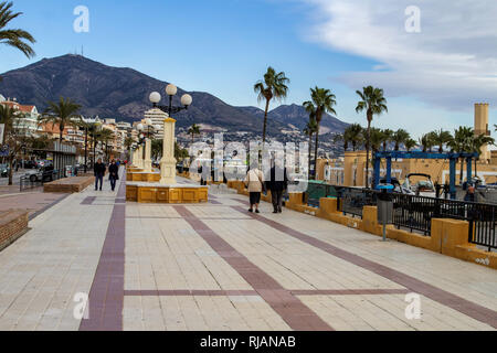 Fuengirola, Spanien. Die Promenade in Fuengirola, Spanien mit den Bergen der Sierra Nevada im Hintergrund, Stockfoto