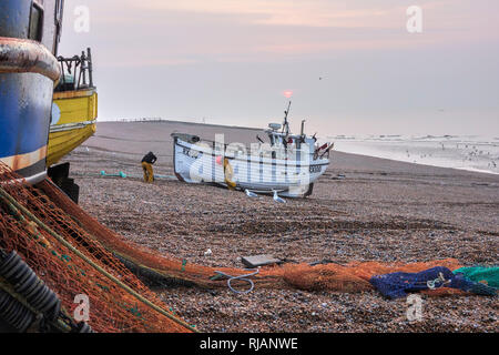 Hastings Fischerboot an Land geschleppt werden nach der Nacht angeln in den Ärmelkanal. Hastings hat den größten Strand-Fischereiflotte in Europa. Stockfoto