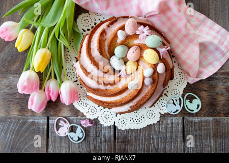 Lecker bundt Cake mit Ostereiern und rosa Zuckerguss Stockfoto