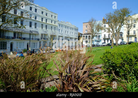 Elegante georgianische Stadthäuser in der Regency Garden Square, Wellington Square, Hastings, East Sussex, Großbritannien Stockfoto