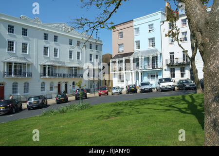 Elegante georgianische Stadthäuser in der Regency Garden Square, Wellington Square, Hastings, East Sussex, Großbritannien Stockfoto