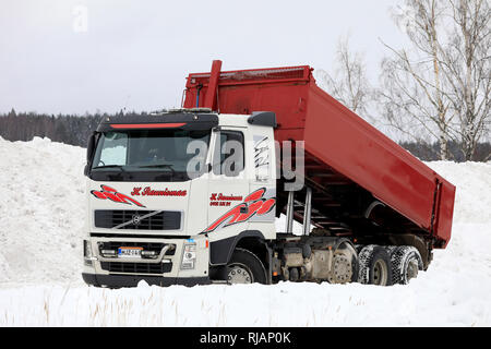 Salo, Finnland - Februar 2, 2019: Volvo FH Kipper entlädt Schnee von den Straßen und Parkplätze an den kommunalen Schnee dumping Bereich geräumt. Stockfoto