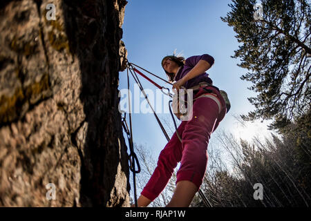 Rock - Kletterer Mädchen schreien vor Schmerzen hängend an einem Seil mit einem traurigen Gesicht beim Klettern auf einem Felsen Stockfoto