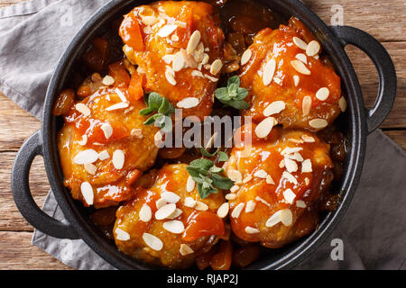 Ausschreibung klebrige Hühnerkeule mit Apricot Glaze und Mandelflocken close-up in der Pfanne. horizontal oben Ansicht von oben Stockfoto