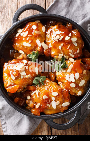 Ausschreibung klebrige Hühnerkeule mit Apricot Glaze und Mandelflocken close-up in der Pfanne. Vertikal oben Ansicht von oben Stockfoto