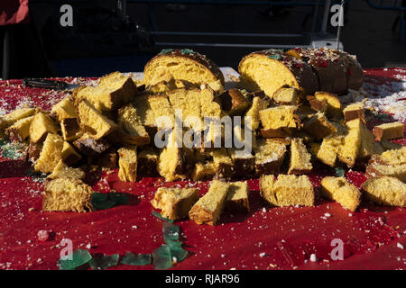 Roscón de Reyes zugunsten der NRO Aldeas Infantiles in Zusammenarbeit mit der Stadtverwaltung von Madrid feiert ein weiteres Jahr in der gedrängten Puerta del Sol Verkostung eine große Roscón de Reyes (runde Kuchen der drei Weisen). Mit: Atmosphäre, Wo: Madrid, Spanien Wann: 05 Jan 2019 Credit: Oscar Gonzalez/WENN.com Stockfoto