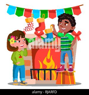 Zwei Kinder hängen Weihnachten Socken auf dekorierten Kamin Vektor. Isolierte Abbildung Stock Vektor